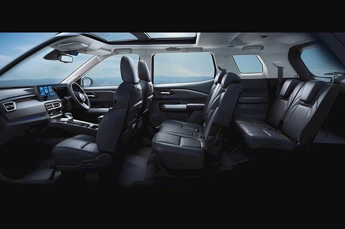 Bên trong xe, mẫu SUV cỡ C này sở hữu 3 hàng ghế với cấu hình chỗ ngồi 2-3-2. Hàng ghế giữa có thể gập theo tỷ lệ 40:20:40 và có bệ tì tay trung tâm, tích hợp giá để ly. Trong khi đó, hàng ghế cuối có thể gập theo tỷ lệ 50:50. Phía trước mặt người lái là mặt táp-lô giống Mitsubishi Xforce.