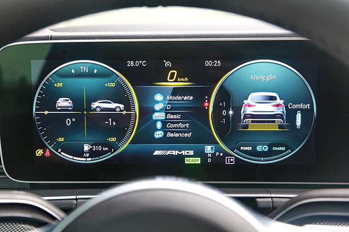 Mercedes-AMG GLE 53 4Matic+ Coupe hạng sang còn được trang bị camera 360 độ, hiển thị HUD, hệ thống tạo mùi hương và vô-lăng AMG thể thao, mang lại trải nghiệm lái cao cấp.
