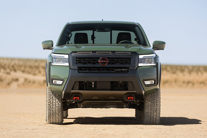 Giá xe Nissan Frontier 2026 từ 32.150 USD (khoảng 845 triệu đồng), chưa tính phí vận chuyển 1.695 USD (44.59 triệu đồng). So với thế hệ trước, giá xe tăng thêm 100 USD (2,63 triệu đồng) và phí vận chuyển cũng tăng 185 USD (4,86 triệu đồng), nâng tổng mức chênh lệch khoảng 285 USD (7,5 triệu đồng).