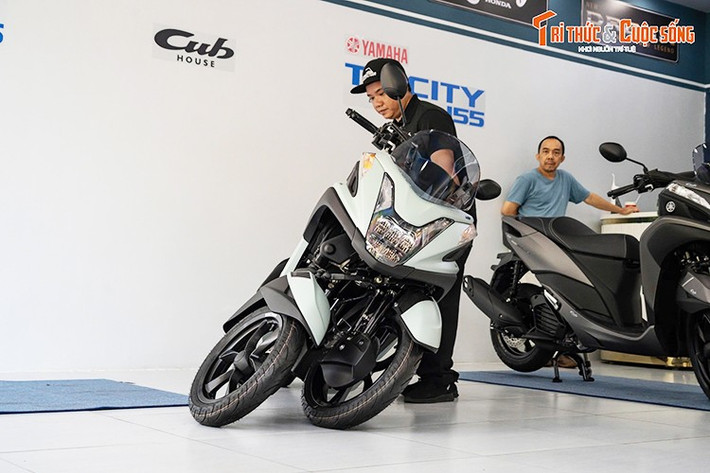Màn hình điện tử của xe hỗ trợ kết nối thông minh qua ứng dụng Yamaha Motorcycle Connect (Y-Connect), cho phép người dùng theo dõi cuộc gọi, tin nhắn, lịch bảo trì, nhật ký hành trình và nhiều thông tin khác ngay trên điện thoại.