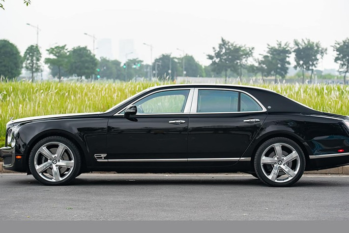Từ năm 2022 đến nay chiếc xe siêu sanng Bentley Mulsanne Le Mans Edition liên tục được mang ra rao bán, mới đây, giá xe chỉ còn chưa đến 8 tỷ đồng, đã nhận được sự quan tâm của giới chơi xe. Nhiều người đang tò mò không biết liệu sẽ có đại gia nào mua chiếc Bentley Mulsanne Le Mans Edition này về sưu tập, thay vì người chơi khác sẽ tiếp tục rao bán khi chỉ vài năm, có khi vài tháng sở hữu.