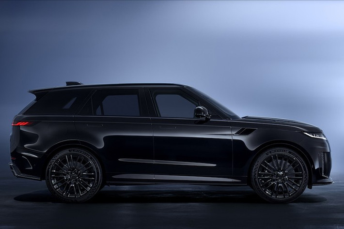 Range Rover Sport SV Black sẽ được giới thiệu trước tại Lễ hội tốc độ Goodwood, Vương quốc Anh, từ thứ năm ngày 10 đến chủ nhật ngày 13 tháng 7 năm 2025. Khách hàng có thể đặt hàng từ cuối năm 2025.