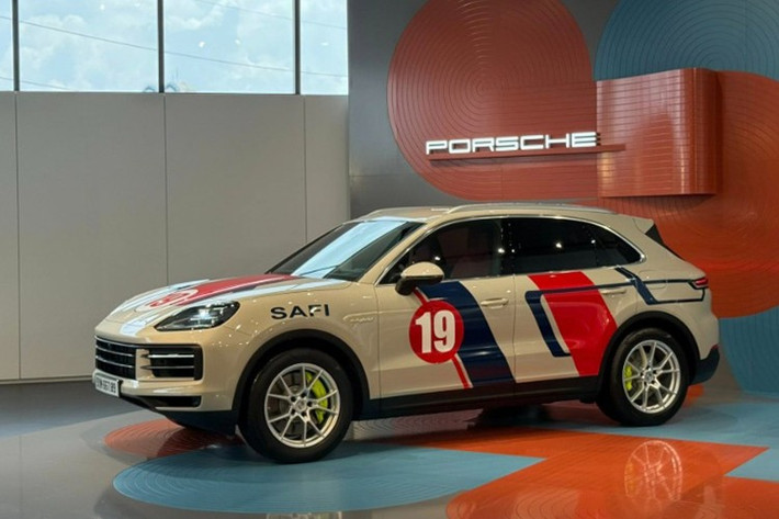 Tại thị trường Việt Nam, Porsche Cayenne S E-Hybrid có giá khởi điểm từ 6,33 tỷ đồng. Xe được trang bị hệ truyền động plug-in hybrid, gồm động cơ xăng V6 3.0L tăng áp công suất 348 mã lực, mô-men xoắn 500Nm, kết hợp với mô-tơ điện mạnh 176 mã lực, 460Nm.