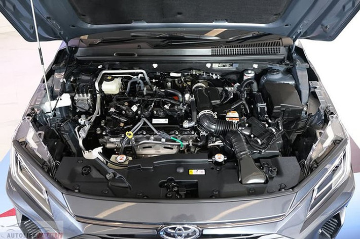Yaris ATIV HEV đánh dấu bước chuyển mình đáng kể của dòng xe này khi từ bỏ động cơ xăng 1.2L truyền thống để chuyển sang hệ truyền động hybrid. Xe sử dụng động cơ xăng 1.5L kết hợp cùng mô-tơ điện, cho tổng công suất 111 mã lực.