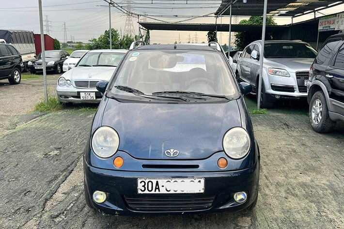 Rẻ, dễ tìm, dễ mua là ưu điểm dễ nhận thấy đối với chiếc Daewoo Matiz đã qua sử dụng nhiều năm. Với mức giá chỉ tương đương chiếc xe tay ga hạng trung như Honda Air Blade, Piaggio Libert, Daewoo Matiz dễ thuyết phục khách hàng xuống tiền để hiện thực hoá giấc mơ ôtô.