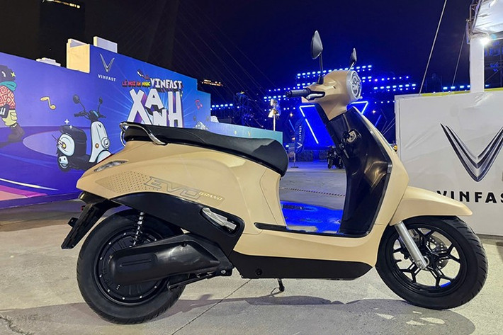 Mẫu xe máy điện Vinfast Evo Grand 2025 mới sở hữu kích thước các chiều Dài x Rộng x Cao lần lượt là 1.856 x 683 x 1.133 (mm), trục cơ sở 1.295 mm. Khoảng sáng gầm 133 mm và chiều cao yên ở mức 770 mm.