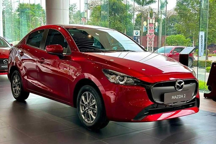 Mazda2 giảm còn 399 triệu đồng Ở thời điểm hiện tại, một số đại lý chào bán xe Mazda2 với giá khởi điểm chỉ từ 399 triệu đồng. Đây là mức giá thấp nhất kể từ đầu năm đến nay.