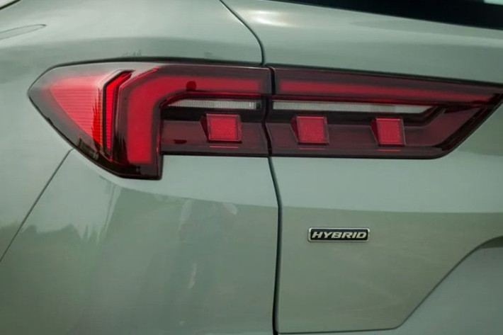 Ngoại thất của mẫu xe SUV cỡ C - Ford Territory Hybrid 2026 cũng được bổ sung lưới tản nhiệt mới, cản trước tinh chỉnh và cụm đèn hậu LED kéo dài toàn chiều ngang.