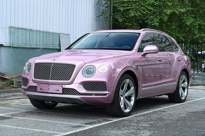 Thiết kế đặc trưng của Bentley Bentayga là những đường nét có phần vuông vức kết hợp với những đường bo tròn quanh góc tạo nên một kiểu dáng vừa thể thao lại vừa sang trọng cho Bentayga. Đèn pha dạng tròn quen thuộc của nhà Bentley được kết hợp với đèn định vị LED ban ngày, các chi tiết như lưới tản nhiệt, nẹp cửa, la-zăng được mạ crôm sáng loáng nổi bật.