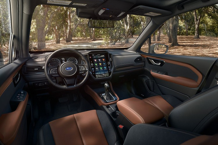 Khoang nội thất Forester được hoàn thiện bằng các vật liệu cao cấp như da Nappa hoặc vải chống nước, tùy phiên bản. Ghế ngồi thiết kế ba chiều nhằm giảm chấn động và tiếng ồn.