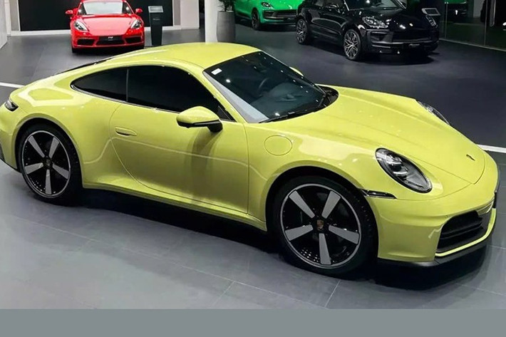 Mẫu xe thể thao Porsche 911 đã bước sang bản 992.2 về cơ bản là phiên bản nâng cấp giữa vòng đời, và cũng làm cho mức giá bán của xe tăng đáng kể so với 911 992.1. Trong đó có vài chiếc 911 992.2 đã lộ diện chủ yếu là xe coupe và mui trần.