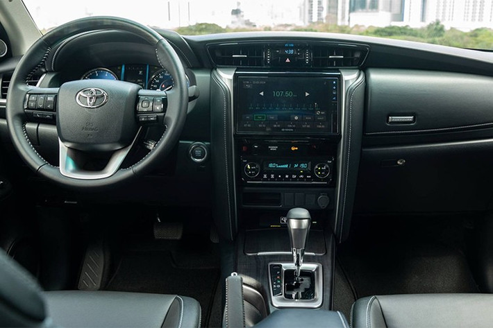 Bên trong nội thất, Fortuner mới dự kiến sẽ được nâng cấp về công nghệ và tiện nghi. Theo tạp chí CarsGuide (Australia), mẫu xe có thể chuyển sang sử dụng cụm đồng hồ kỹ thuật số. Màn hình trung tâm có khả năng được thiết kế liền khối trong bảng táp-lô và đi kèm hệ thống an toàn Toyota Safety Sense thế hệ mới.