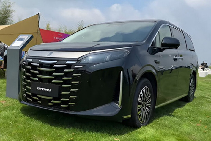 Lô xe BYD M9 đầu tiên xuất khẩu đã được chất lên xe hàng chuyên dụng tại Thượng Hải. BYD vẫn đang lên kế hoạch giới thiệu chính thức mẫu xe này ra thị trường toàn cầu vào quý III/2025.
