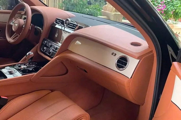 Cả nhiệt độ bề mặt và độ ẩm trên ghế đều được điều chỉnh phù hợp cho sức khỏe người ngồi. Để tạo sự thư giãn tuyệt đối, hàng ghế sau có thể ngả tới 40 độ, mức độ ngả ghế có thể được tùy chỉnh thông qua Touch Screen Remote, một thiết bị điều khiển cầm tay của Bentley để sử dụng các chức năng xe từ hàng ghế sau thông qua màn hình cảm ứng.