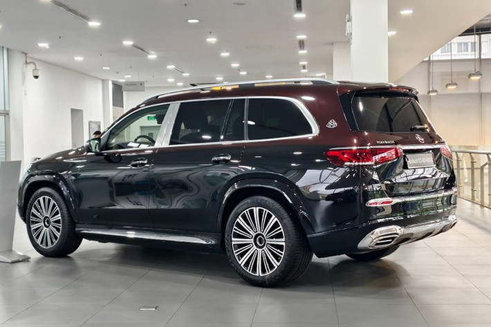 Điểm nhấn đặc biệt của chiếc xe SUV hạng sang Mercedes-Maybach GLS 480 đời mới này nằm ở lớp sơn hai màu đỏ - đen, gồm thân trên màu Rubelitte Red ánh ruby và thân dưới màu Obsidian Black.