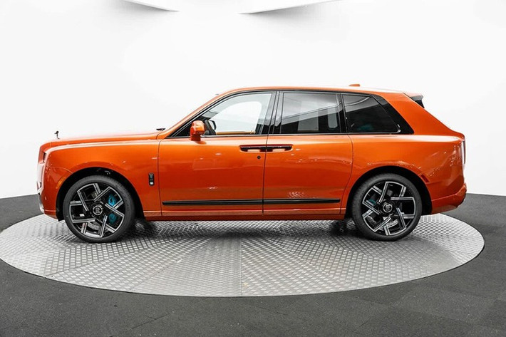 Đầu tiên chúng ta sẽ nói với lớp sơn cam sáng ở bên ngoài, màu áo này trên xe Rolls-Royce Cullinan 2025 cũng không có gì phải quá chê, tuy nhiên, tương phản với nội thất rất nhiều màu xanh nhạt và cam đã khiến cho màu xe và nội thất không ăn nhập gì với nhau.