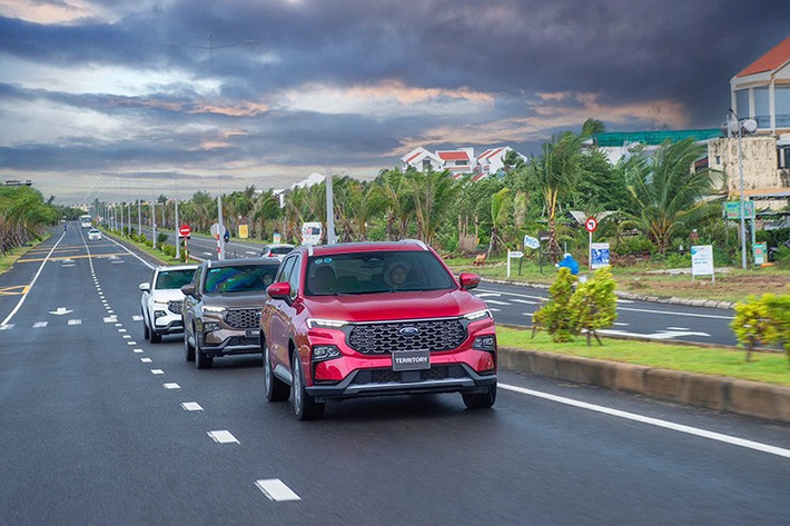 Ford: 4.167 xe Đứng thứ hai trong top hãng xe bán chạy nhất tháng là Ford với 4.167 xe. Lũy kế 6 tháng đầu năm 2025, Ford đã bàn giao tổng cộng 21.700 xe cho khách hàng. Cụ thể, Ford Ranger vẫn là mẫu bán tải bán chạy nhất Việt Nam và tiếp tục thống trị phân khúc với 1.181 xe, trong khi Everest và Territory cũng đạt doanh số khá cao, lần lượt là 1.122 và 1.109 xe.