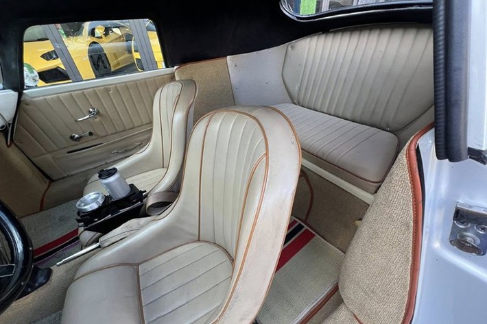 Porsche 356 là mẫu xe thương mại đầu tiên của hãng, sản xuất từ năm 1948 đến 1965, với tổng cộng khoảng 76.000 chiếc.