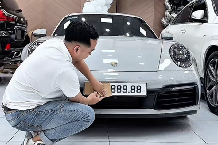 Porsche 911 thế hệ 992.1 được trang bị động cơ 6 xi-lanh, dung tích 3.0 lít, tăng áp kép, sản sinh công suất tối đa 385 mã lực, tăng 15 mã lực so với thế hệ cũ.