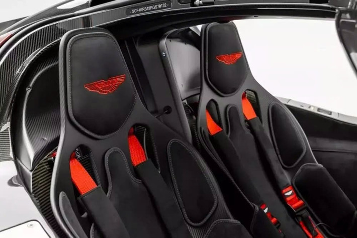 Ngay cả logo Aston Martin trên tựa đầu trên chiếc Valkyrie Coupe đặc biệt này cũng được hoàn thiện màu đỏ, nhấn mạnh thiết kế thống nhất
