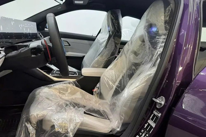 Tương tự 3-Series mới, BMW M3 2024 cũng có đèn viền mới ở khu vực bao quanh cửa gió điều hòa trung tâm. Đèn này có thể thay đổi 9 màu và tùy chỉnh độ sáng cho phù hợp với sở thích của người dùng.