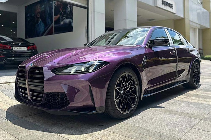 Một chiếc xe BMW M3 đời mới nhất vừa mới xuất hiện, theo người bạn của chủ xe, đây chính là BMW M3 Competition xDrive đầu tiên ở TP.HCM, điểm thú vị là ngoại thất xe sơn màu tím và được tiết lộ chủ nhân phải chi ra 320 triệu đồng, đắt hơn giá xe VinFast F3.