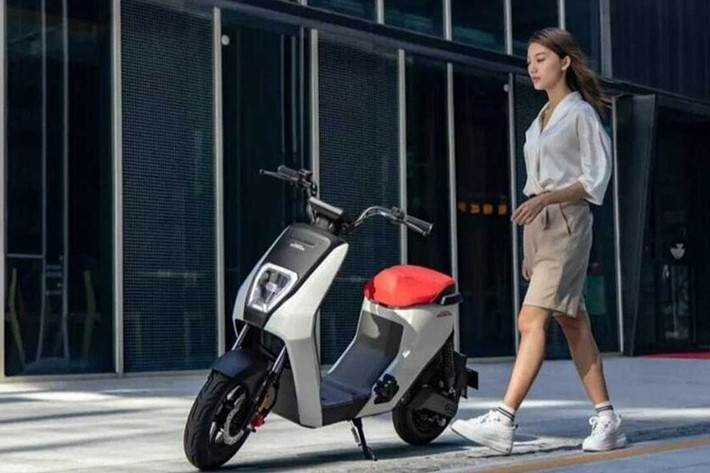 Đặc biệt, người dùng có thể lắp bàn đạp để sử dụng như một xe đạp điện khi cần, nhờ trọng lượng nhẹ chỉ bằng khoảng một nửa so với xe máy tiêu chuẩn.