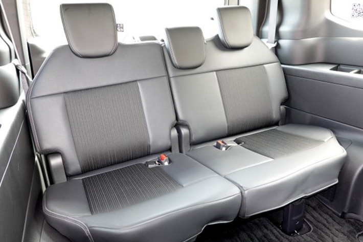 Không chỉ thực dụng và rộng rãi, mẫu MPV này còn có nhiều trang bị như màn hình thông tin giải trí dạng cảm ứng 11,4 inch, bảng đồng hồ kỹ thuật số với màn hình 10,25 inch, màn hình 15,6 inch gắn trên trần dành cho hành khách hay nút bấm chuyển số. Thêm vào đó là hệ thống điều hòa với tính năng lọc có thể phát hiện bụi mịn như PM2.5 trong không khí.