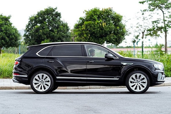 So với bản tiêu chuẩn, Bentley Bentayga EWB Azure của doanh nhân Gia Lai mới mua lại được kéo dài ra thêm 180 mm, qua đó, mang đến nội thất rộng rãi hơn. Hàng ghế sau sẽ có thêm lựa chọn kiểu ghế Bentley Airline Seat, nhờ đó, biến khoang hành khách thành phòng giải trí cao cấp.