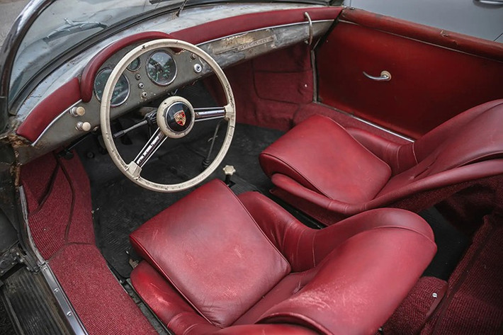 Đáng tiếc nội thất của chiếc xe Porsche 356 Speedster Pre-A cổ điển cực hiếm này buộc phải làm lại toàn bộ vì chất liệu da không được bảo quản tốt.