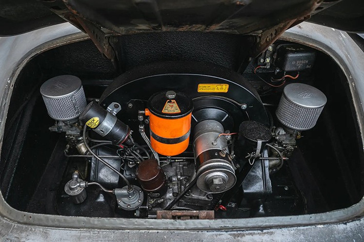 Chiếc Porsche 356 Speedster Pre-A đời đầu sẽ được đấu giá và đăng ký tại Anh kèm theo giấy V5C, đi kèm với Kardex nhà máy, thư xác nhận ngày sản xuất và thông số kỹ thuật từ Porsche, cùng với kho lưu trữ hình ảnh chi tiết ghi lại quá trình tái vận hành.
