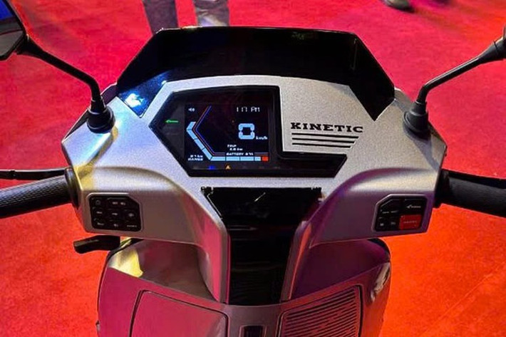 Xe máy điện Kinetic DX không đơn thuần là một mẫu xe 2 bánh thông thường, mà còn là một chiếc xe tay ga thông minh, nhờ vào hệ thống trợ lý ảo MyKiney AI.