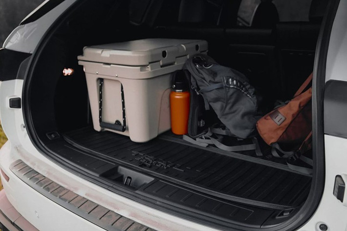 Xe vẫn sử dụng động cơ 4 xi-lanh 2.5L, hộp số CVT và hệ dẫn động 4 bánh toàn thời gian S-AWC, trong khi hệ thống treo không thay đổi. Vì vậy, mẫu SUV này phù hợp hơn với các cung đường sỏi hoặc dã ngoại nhẹ nhàng, thay vì địa hình khắc nghiệt.