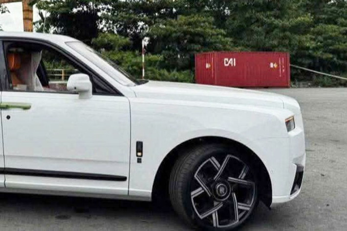 Được gọi bằng cái tên Rolls-Royce Cullinan II Black Badge, mẫu SUV siêu sang này chỉ thay đổi nhẹ so với phiên bản cũ. Thay đổi dễ nhận thấy nhất của xe nằm ở dải đèn LED định vị ban ngày hình chữ "V" mới, bao quanh đèn pha nằm ngang. Theo hãng Rolls-Royce, đèn LED định vị ban ngày của xe được lấy cảm hứng thiết kế từ các tòa nhà chọc trời trong thành phố.