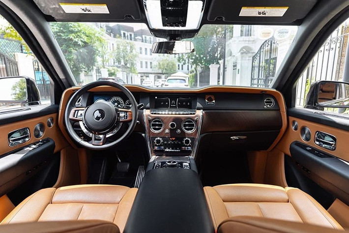 Rolls-Royce Cullinan còn được mệnh danh là "viên kim cương di động" đắt nhất thế giới do Cullinan còn được biết đến với tên gọi viên kim cương 3.106 carat đẹp không tì vết nằm trên vương miệng Crown Jewels của Nữ hoàng Anh.