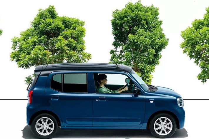 Theo đó, lưới tản nhiệt phía trước của Alto được cải tiến với viền mạ crôm có hình dạng mới, ôm lấy phần viền đen bao quanh radar sóng milimet. Radar mới này hoạt động cùng với camera đơn để kích hoạt hệ thống hệ thống phanh khẩn cấp tự động Dual Sensor Brake Support II cải tiến của Suzuki.
