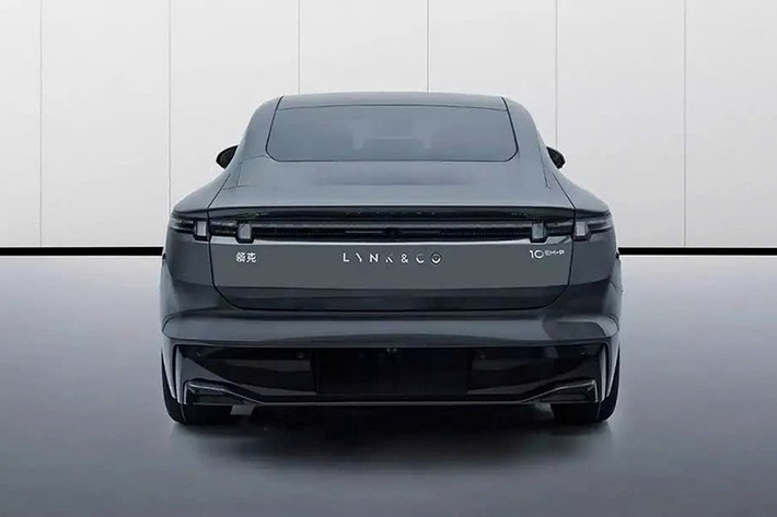 Mẫu xe sedan Lynk & Co 10 EM-P đã lần đầu được hé lộ vào ngày 11/6 như phiên bản PHEV của mẫu xe điện Z10 từng ra mắt trước đó. Vì vậy, không có gì bất ngờ khi mẫu xe này có ngoại hình tương tự Lynk & Co Z10 và đều theo ngôn ngữ thiết kế từ mẫu xe concept “The Next Day” của Lynk & Co.