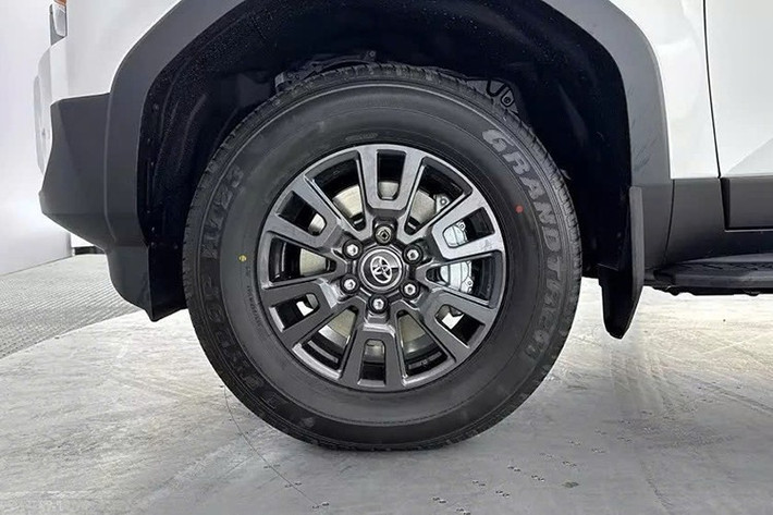 Toyota Land Cruiser Prado thế hệ cũ cũng từng có phiên bản thương mại tại thị trường châu Âu. Tuy nhiên, phiên bản kế nhiệm này đã được nâng cấp vượt trội về trang bị. Toyota Land Cruiser Commercial sở hữu mâm hợp kim 18 inch, ghế lái chỉnh điện, cửa hậu chỉnh điện với kính mở riêng...