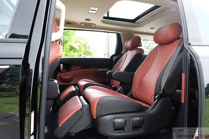 Khoang lái nổi bật với màn hình cong liền khối, gồm cụm đồng hồ 12,3 inch và màn hình giải trí 12,3 inch hỗ trợ Apple CarPlay/Android Auto không dây. Ngoài ra còn có HUD 11 inch, âm thanh BOSE 12 loa (bản Luxury), đèn viền nội thất 64 màu, sạc không dây, 6 cổng USB-C và điều hòa tự động 3 vùng.