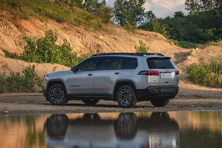 Loại bỏ kiểu dáng khá kỳ lạ của thế hệ thứ 5, Jeep Cherokee mới trở lại với thiết kế vuông vức hơn và gợi nhớ về đàn anh Grand Cherokee. Phần đầu xe "siêu thẳng đứng" với lưới tản nhiệt thanh mảnh và đèn pha hình chữ nhật gợi nhớ đến thế hệ Cherokee đầu tiên có tên mã XJ. Chúng được kết hợp với thân xe góc cạnh và ốp sườn dày.