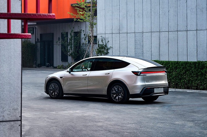 Tesla Model Y L sử dụng hệ dẫn động 4 bánh toàn thời gian, trang bị bộ giảm xóc biến thiên liên tục và có khả năng tăng tốc 0-100 km/h trong 4,5 giây. Phạm vi hoạt động theo chuẩn CLTC đạt 751 km nhờ bộ pin dung lượng lớn.