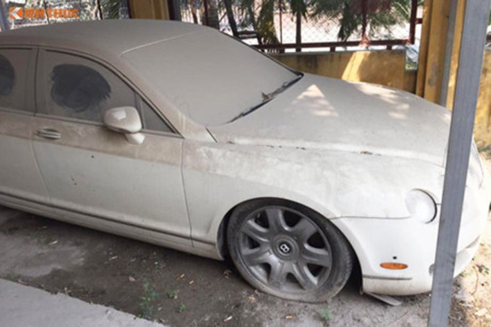 Ngoài hai chiếc xe siêu sang Bentley Mulsanne và Continental vừa nêu, trong vài năm qua trên mạng xã hội cũng xôn xao khi xuất hiện hình ảnh của hàng loạt những chiếc Bentley "bỏ xó", đóng bụi dày đặc tại Hà Nội và các tỉnh thành ở Việt Nam.