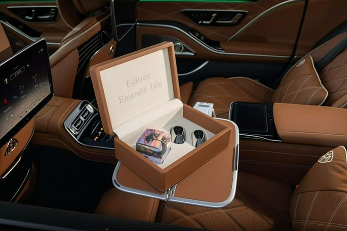 Chiếc sedan siêu sang này được trang bị Gói Ghế Sau Executive Plus, bao gồm hai ghế sau riêng biệt được ngăn cách bởi bảng điều khiển trung tâm dài toàn bộ. Hai ghế này được trang bị bàn gấp, gối tựa lưng thoải mái cho hàng ghế sau, tủ lạnh và ly sâm panh.