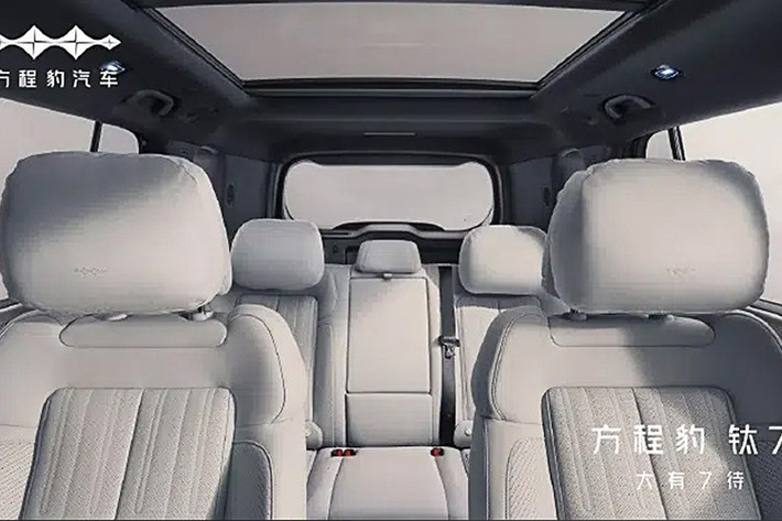Điểm nhấn công nghệ bên trong khoang lái là 7 màn hình gồm: màn hình trung tâm 15.6 inch, cụm đồng hồ kỹ thuật số 12.3 inch, HUD thực tế ảo 26 inch, 2 màn hình điều hòa và 2 màn hình BYD Pad 13 inch cho hàng ghế sau.