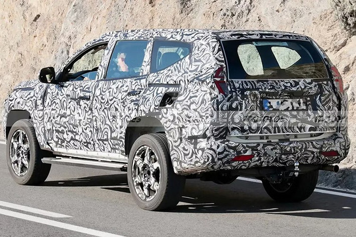 Mitsubishi hiện có hai tùy chọn: bản đơn turbo (181 mã lực, 430Nm) và bản twin-turbo mạnh hơn (201 mã lực, 470Nm). Trong bối cảnh tiêu chuẩn khí thải ngày càng khắt khe, một biến thể hybrid sạc điện (plug-in hybrid) cũng là khả năng được cân nhắc.