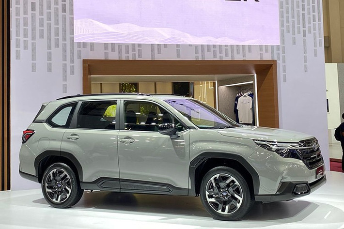 Ở thế hệ mới nhất, mẫu xe Subaru Forester 2026 loại bỏ thiết kế giàu cá tính cũ giống BMW X1 cũ với các đường cong rõ ràng và mũi thấp. Thay vào đó, xe chọn cho mình phong cách khối hộp nam tính và hiện đại hơn.