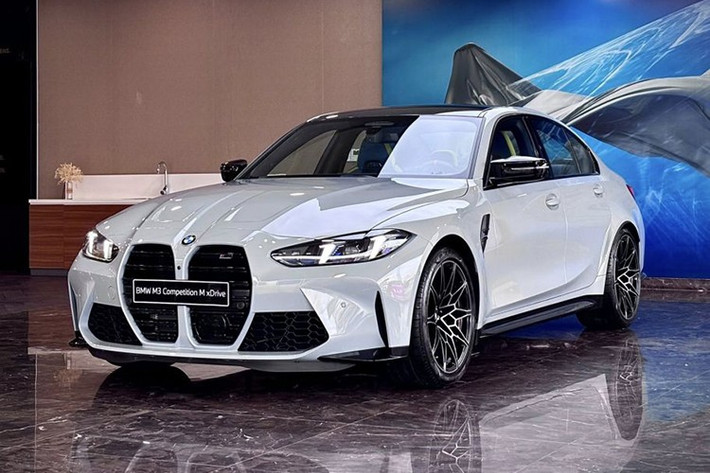 BMW M3 2024 là phiên bản nâng cấp giữa vòng đời (LCi) của thế hệ G80 từng ra mắt lần đầu vào năm 2020. So với phiên bản tiền nhiệm, M3 2024 mang nhiều thay đổi đáng kể về thiết kế, trang bị và hệ thống giải trí, tương tự người anh em coupe M4.