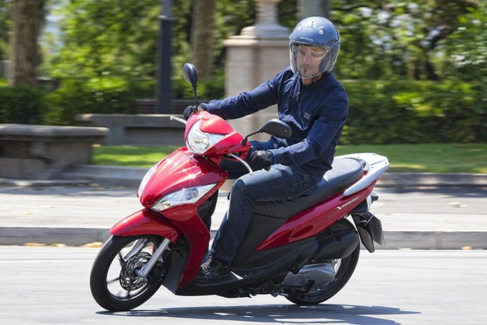 Mức giá xe Honda Vision 2025 tại Anh là 2999 bảng (khoảng 105 triệu đồng), nhưng đang được giảm giá cho mùa hè chỉ còn 2299 bảng (khoảng 81 triệu đồng). Mức giá bán này khá là cao, vì hiện giá Visison tại Việt Nam cho bản cao nhất chỉ là 36,6 triệu đồng.