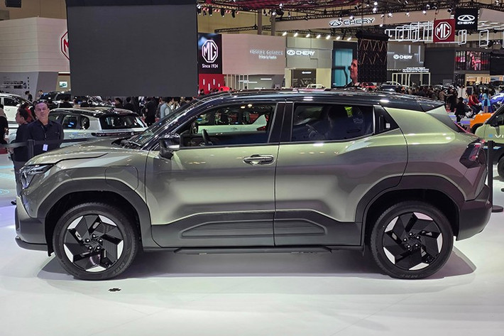 Về thiết kế, e VITARA sở hữu kiểu dáng gọn gàng nhưng chắc chắn, với chiều dài 4.275 mm và chiều dài cơ sở 2.700 mm – phù hợp với điều kiện giao thông đô thị tại nhiều nước châu Á. Khoảng sáng gầm lên tới 180 mm giúp xe thích nghi tốt với các địa hình phức tạp.