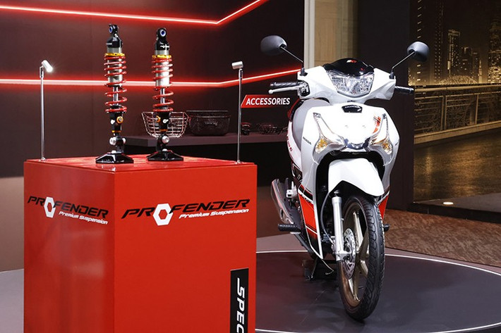 Mức giá xe Honda Wave 125 2025 phiên bản vành đúc tiêu chuẩn có cùng lựa chọn màu sắc, giá 59.400 baht (48 triệu). Trong khi đó, phiên bản vành nan hoa được bán với giá 57.200 baht (46,3 triệu), gồm hai màu đỏ-đen và đen.